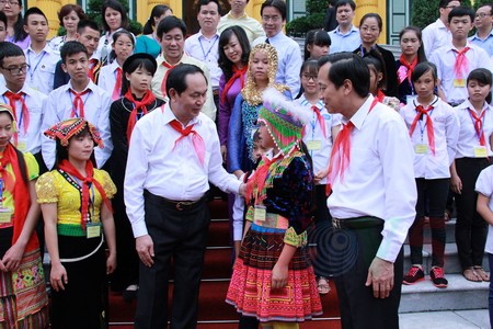 Staatspräsident Tran Dai Quang trifft Kinder aus schwierigen Verhältnissen - ảnh 1